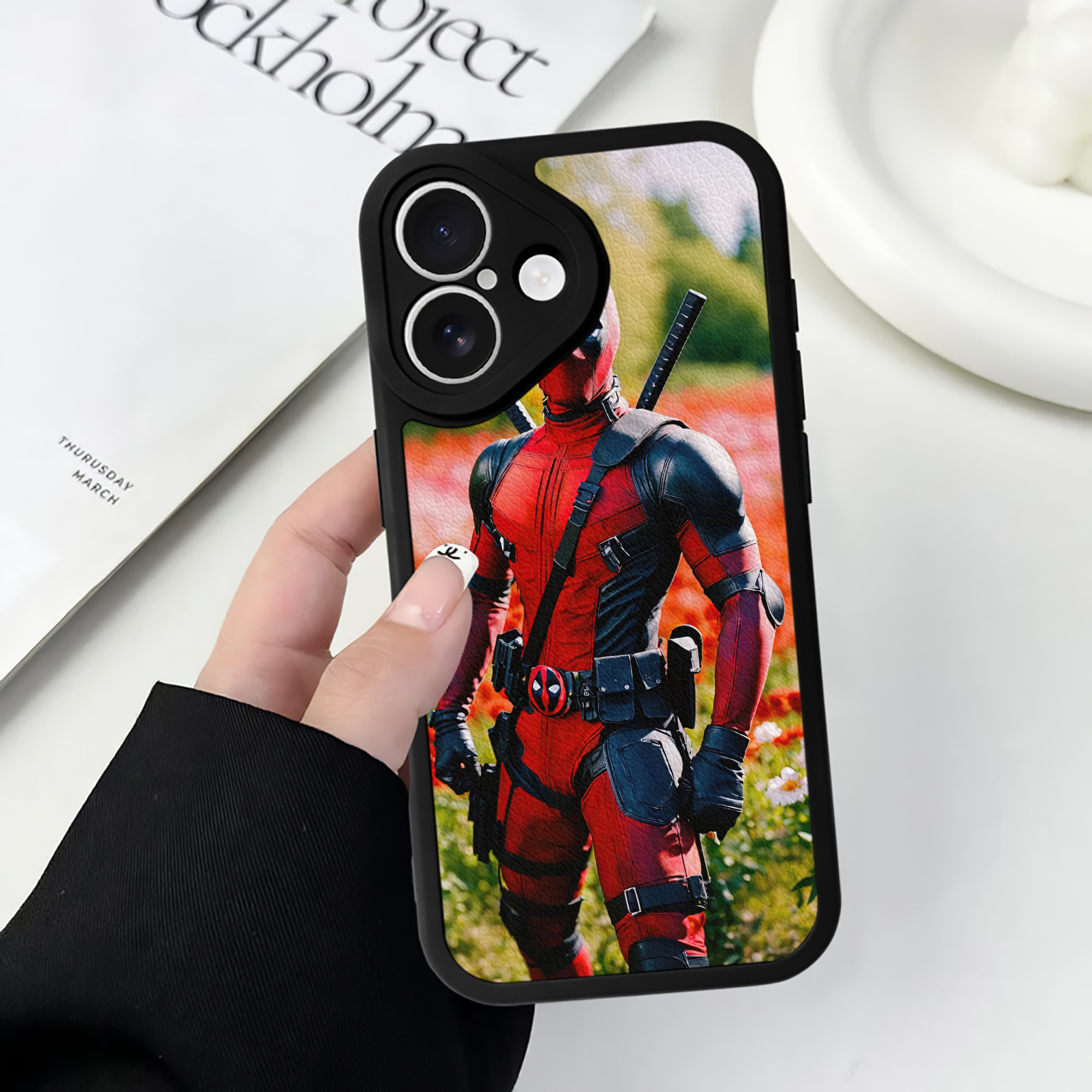 （画像用） Deadpool デッドプール 【iPhone 16シリーズ対応】シリコンスマホケース（レザー調） 材質：シリコン
